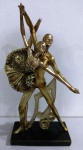 Estatua de Bailarina em resina - com um dos pés quebrado. Mede: 28 cm