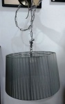 Moderna Luminária em metal e tecido . Mede: 42 x 28 cm e corrente de 1,80 cm .