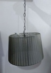 Moderna Luminária em metal e tecido . Mede: 36 x 26 cm e corrente de 50 cm .
