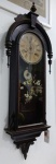 Lindo relógio pêndulo  de parede antigo com belíssimo badalo. Funcionando .Possui desenhos de beija flor pintados no vidro. Mede: 100 x 36 cm