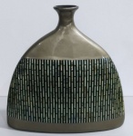 Lindo e Grande Jarro em Cerâmica com detalhes de Madrepérola. Mede: 38 x 39 cm