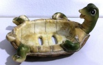 Saboneteira em resina na forma de tartaruga . No estado. Mede: 17 x 12 cm