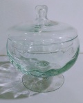 Bela Compoteira lisa com base  em vidro e tampa. Mede: 20 cm