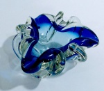 Maravilhoso enfeite em muramo em forma de flor azul e branco . Mede: 14 cm