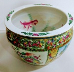 Vaso Cachepot em Porcelana Chinês com desenhos florais e peixes pintados no interior . Linda peça .  Mede: 22 x 32  cm