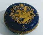 Belíssimo Porta Jóias em porcelana esmaltada e metal com detalhes em ouro . Marca LIMOGES . Mede: 10 cm