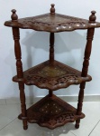 Espetacular cantoneira de madeira da india toda trabalhada em metal. Riquíssimo trabalho ornamental em 2 metais . Mede: (86 x 50 x  34 )cm