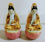 2 peças de porcelanas pequenas pintado a ouro alusivos a deusas indianas . Mede: 14 cm