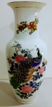 Vaso em Porcelana Chinês ornado com Faisões  e inscrições em japonês . Assinatura a identificar. Mede: 40 cm