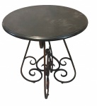 LIBERAL MARINI- Belíssima mesa de apoio de ferro forjado patinado no tom bronze, com tampo de granito negro, medindo 69 cm alt x 61 cm diam . Tampo solto