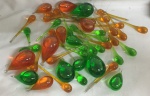 Lote contendo varios pingente de vidro com liquido colorido verde e laranja de vários tamanho, aproximadamente 48 peças