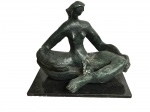 SONIA EBLING (1918 - 2006) - Eleonora, rara escultura estilo moderno, em bronze patinado e cinzelado, assinada, med. 50 cm comp. x 40 cm alt. x base 50 cm x 40 cm (base em granito solta)