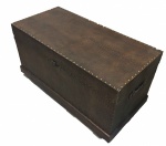 LIBERAL MARINI- baú de madeira revestida em couro sintético marrom preso com tachinhas, medindo 105 larg cm x 50 cm prof x 57 cm alt. Maravilhoso!