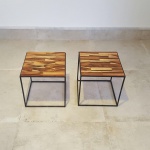 JORGE ZALSZUPIN - Par de lindas mesas DOMINO, estrutura em ferro e jacarandá, medindo: 36 cm x 35 cm,
