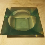 ABRAHAM PALATNIK - Centro de mesa em resina, medindo:  34 cm X 34 cm.