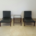 JOAQUIM TENREIRO - Conjunto de sala de estar anos 60 em JACARANDÁ composto de 2 poltronas e uma mesa de centro