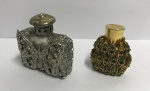 Lote contendo: 2 portas perfumeiros, todo em alto relevo, de metal prateado e metal dourado, medindo: 5 cm alt. cada