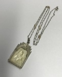 Delicado colar todo em platino com pérolas, cravejado com brilhantes, contendo uma placa da Nossa Senhora em madre pérola, peso: 5.9 g, comprimento 22 cm, placa medindo: 3 cm