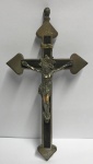 Lindo crucifixo de metal espessurado a prata, medindo: 16 cm x 8 cm (desgaste do banho)