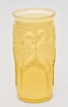 Vaso floreiro em vidro no padrão Milk Glass, amarelo, decorado com "pássaros" em relevo. Med.: 25,5 cm.