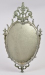 Lindíssimo espelho de parede confeccionado em metal espessurado a prata, cinzelado , no estilo francês Luis XV, decorado com flores, concheados e vazados, espelho bisotado. Med.: 57 x 32 cm.