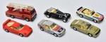 COLECIONISMO - Seis miniaturas de carros de coleção confeccionadas em metal de diversos modelos e procedências. Obs.: apresentam marcas de uso.