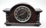 MAGESTOSO - Relógio de bancada confeccionado em madeira, mostrador com 1 furo, apresenta etiqueta da Fabrica de Relógio Regina na tampa traseira. Med.: 26x43x15 cm. Obs.: no estado.