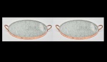 Par de bonitas formas para pizza confeccionadas em pedra sabão com guarnições em cobre, apresentando marca da manufatura Bras'Art, alças laterais. Med.: 45x38 cm.