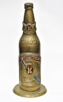 COLECIONISMO - Antártica - Antiga garrafa da cerveja Antártica, comemorativa, confeccionada em bronze dourado com detalhes em policromia feita a mão. Med.: 29 cm.