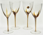 Conjunto com quatro lindíssimas taças para vinho tinto em cristal translúcido com detalhes na cor âmbar. Med.: 22x9 cm.