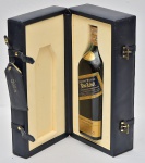 BEBIDA - Johnnie Walker Blue Label - 21 Anos - 750 ml - Peça numerada, de coleção, acondicionada em estojo original em couro azul pirogravado a ouro. Lacrado.