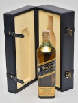 BEBIDA - Johnnie Walker Blue Label - 21 Anos - 750 ml - Peça numerada, de coleção, acondicionada em estojo original em couro azul pirogravado a ouro. Lacrado.