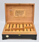 COLECIONISMO - Habanos Cuba - Grande caixa umidificadora para charutos confeccionada em Cuba em 2008. Med.: 14x45x31 cm.