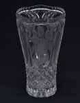 Elegante vaso floreiro em cristal da Bohemia translúcido, ricamente lapidado e lavrado, decorado com "flores" em satiné, frisos e geométricos, borda dentada. Med.: 29x16 cm. Obs.: apresenta 1 dente da borda quebrado.