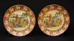 Par de partos decorativos em porcelana chinesa ricamente policromada com decoração no padrão mandarim representando "cena cotidiana" na galeria central, borda adornada com flores. Med.: 21,5 cm.