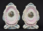 Par de placas de mesa decorativas confeccionadas em porcelana nacional da década de 50, policromadas, decoradas com "cena galante" nas galerias centrais. Med.: 26x16x9 cm.