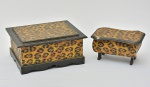 Lote constando duas caixas porta joias confeccionadas em madeira com decoração em "animal print". Med.: 12x21x14 cm e 13x28x23 cm.