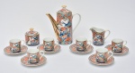 Delicado aparelho para café em porcelana oriental com riquíssima policromia, decorada com pássaros e flores sobre paisagem, detalhes em filetados a ouro, constando: 1 bule, 1 leiteira, 1 açucareiro e 6 xícaras com pires. Total: 9 peças.