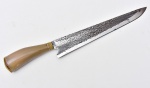 COLECIONISMO - Belíssima faca para churrasco, gaúcha, de coleção, com lâmina em aço e punho em chifre polido, detalhes em metal prateado e dourado. Med.: 40 cm.