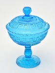 Antiga compoteira de coleção do Séc. XIX confeccionada em vidro prensado na cor azul decorada com gregas. Med.: 23x16 cm.  Obs.: no estado.