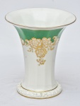 ROSENTHAL - Vaso floreiro de coleção alemão confeccionado em porcelana nas cores branca e verde apresentando rica decoração floral e folha de ouro, base decorada com pequenos frutos e ramagens em relevo na porcelana. Peça marcada no fundo. Med.: 20,5x18,5 cm.