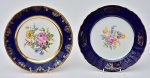 BOHEMIA - Lote constando dois excepcionais pratos tchecos de coleção confeccionados em porcelana, altamente decorativos, os dois nas cores branca e azul cobalto, decorados com "flores" em policromia nas galerias centrais e realçados a ouro nas bordas, sendo um da marca Epiag D.F. e outro Bernadotte. Peças de coleção. Med.: 25 cm (diâm.).