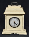 Antigo relógio de mesa "quartz" com caixa em madeira patinada, aplicações em metal, mostrador em metal esmaltado com algarismos romanos. Med: 30 x 23 x 9 cm.