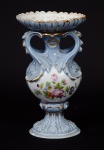 VIEUX PARIS - Antiga saboneteira acoplada com perfumeiro, francesa, do Séc. XIX, em porcelana pintada à mão com policromia floral, filetada à ouro, de riquíssima beleza. Med.: 19,5x11,5 cm.