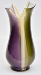 Lindíssimo vaso decorativo em vidro de Murano multicolorido com borda recortada. Med.: 37 cm.