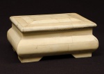 Linda caixa porta joias chinesa, revestida em placa de osso, med. 16 x 12 x 7cm.