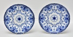 WALDORF PATTERN - Par de excepcionais e raros pratos ingleses do Séc. XIX, ditos borrão, produzidos entre os anos de 1891 e 1894, em porcelana nas cores azul e branca apresentando decoração floral. Verso com marca da manufatura e numeração. Peça raras para colecionadores. Med.: 25,5 cm.