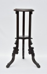 Lindíssima coluna art nouveau confeccionada em madeira nobre torneada decorada com frisos em concheados, apoiada sobre três pés, constando estágio intermediário. Med.: 74x45 cm.