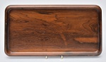 DESIGN - Elegante bandeja da década de 70 confeccionada em jacarandá maciço. Med.: 43x23 cm.