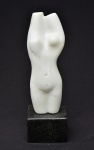 B. GIORGI - "Torso Feminino", belíssima escultura em mármore de Carrara, apoiada sobre mármore negro. Obra assinada. Med:. 20,5x10cm (sem base) / 26,5x10,5x8,5cm (com base)